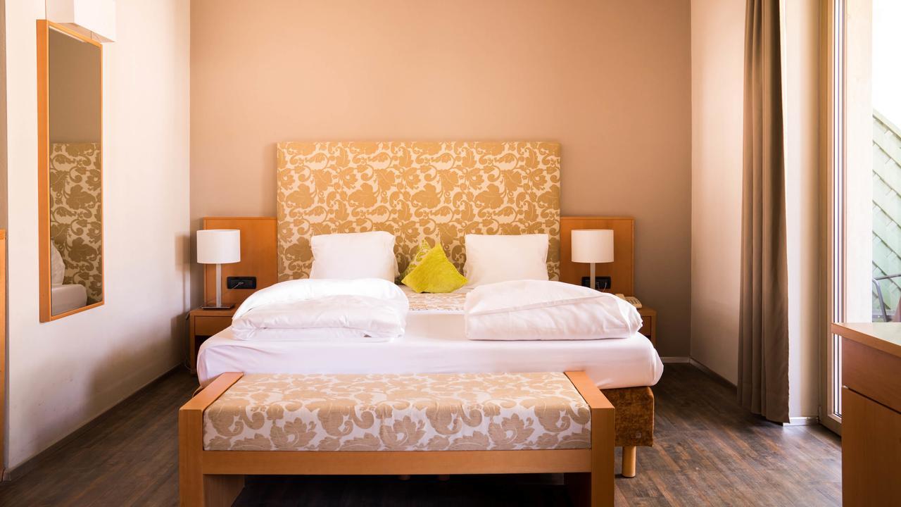 Flora Hotel & Suites เมราโน ภายนอก รูปภาพ